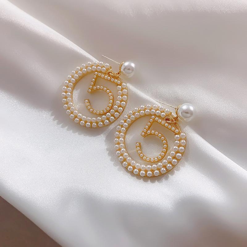 Retro 5 Pearl Temperament Earrings