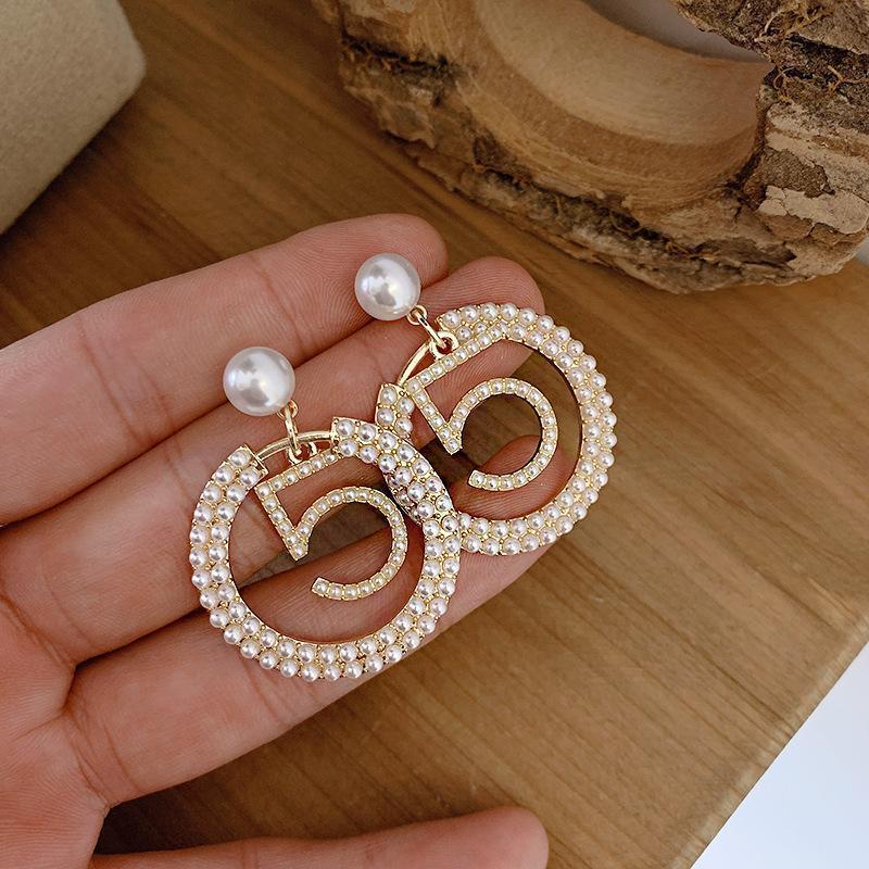 Retro 5 Pearl Temperament Earrings