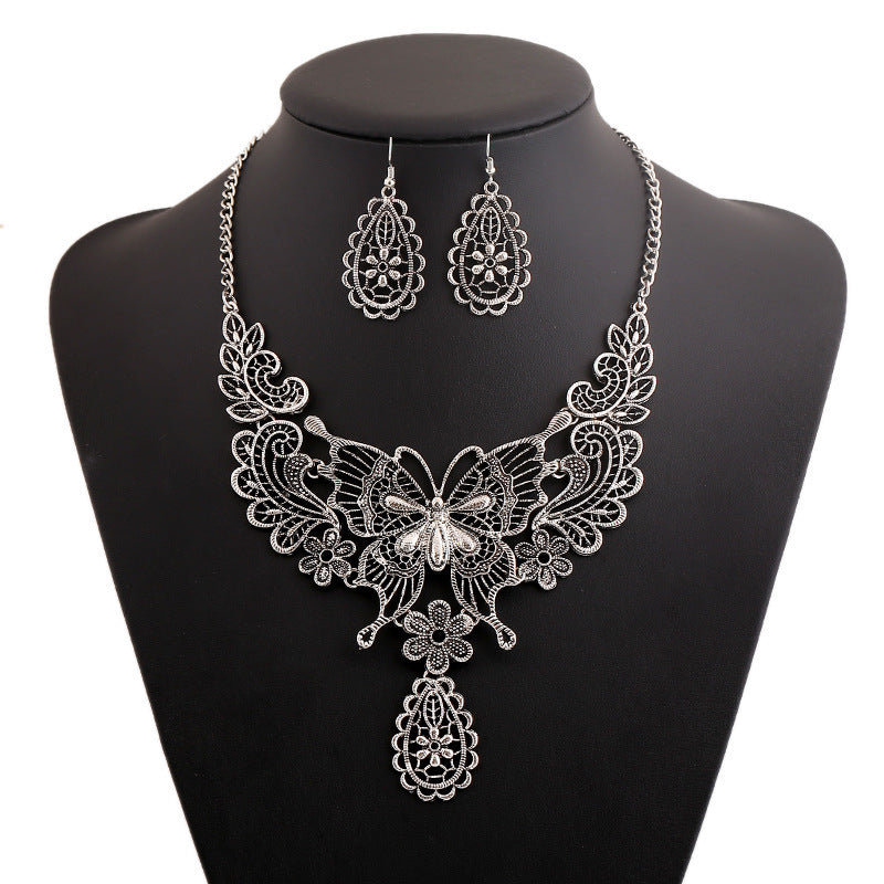 Short Hollow Butterfly Clavicle Necklace